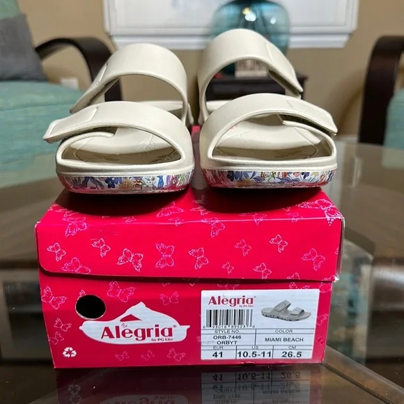 Algeria Orbyt Miami Beach Sandal‎ Tan in color w/ floral bottom Sz 10.5- 11 NEW - Picture 2 of 10